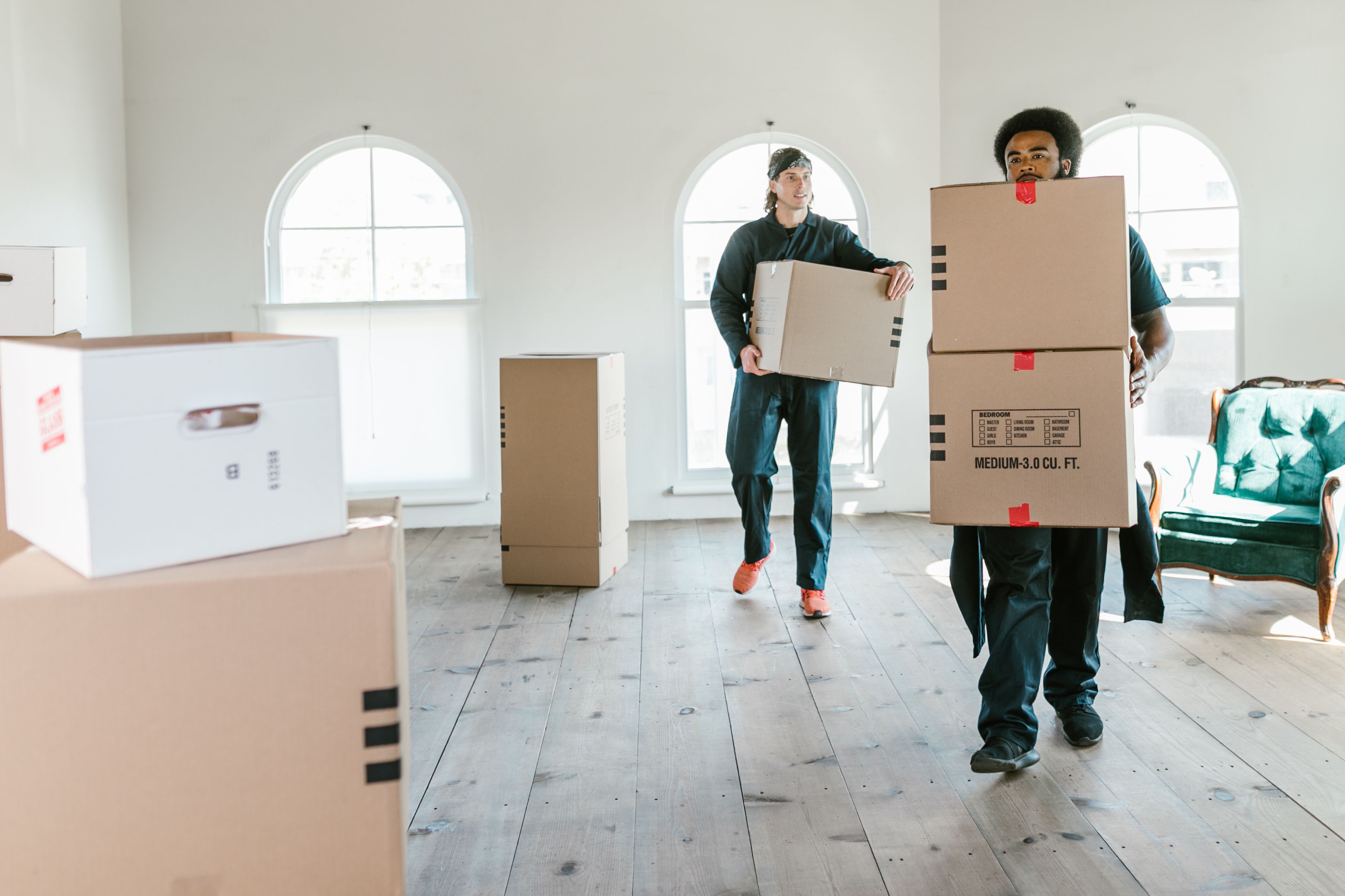 Verhuizers brengen dozen naar een nieuwe woning